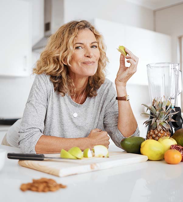 A women eating a healthy mix of fruits